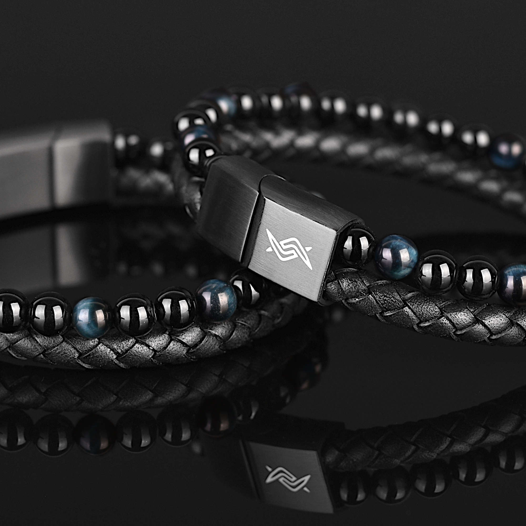Eclipse - Genuine leather bracelet with blue tiger-eye beads