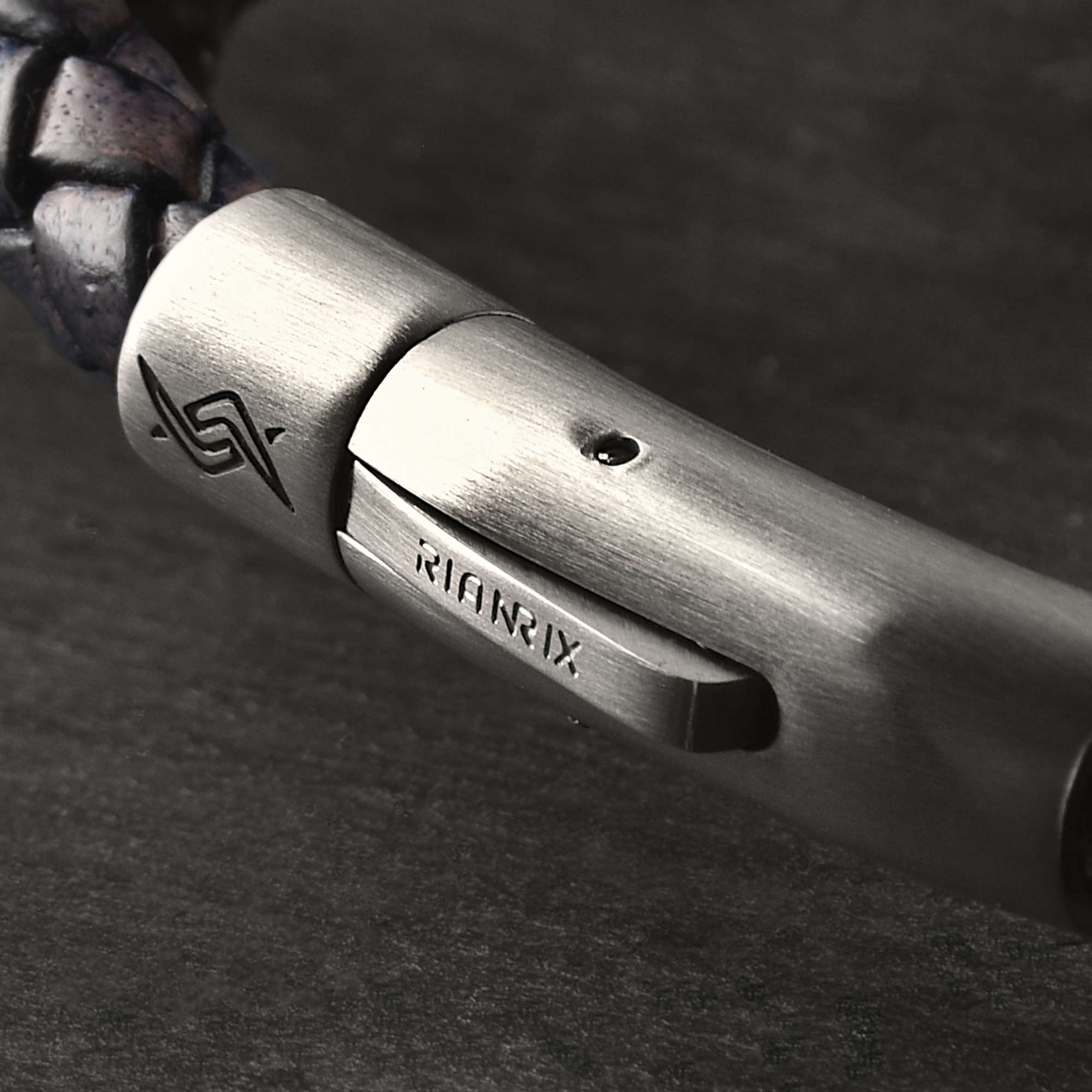 Joe - 6mm bolo genuine leather bracelet in antique navy